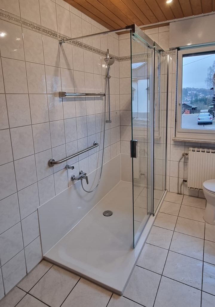 Modernes barrierearmes Badezimmer mit begehbarer Dusche